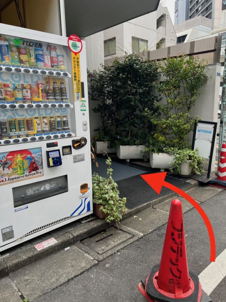 渋谷出張整体道順　自動販売機の奥に入口があります