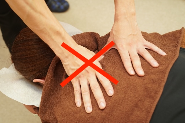 肩こりは揉むと固くなる